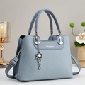 Elegante bolso de mano azul niebla para mujer en cuero con textura tejida y dije de flor - Azul