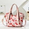 Borsa a mano rosa con stampa ciliegie, dettagli metallici dorati e tracolla regolabile - Rosa