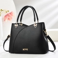 Grand sac à main en cuir grainé noir avec détails métalliques dorés et bandoulière - Noir