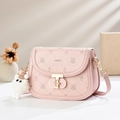 Borsa a sella rosa con motivi a cartoni animati, chiusura rotante dorata e ciondolo orsetto - Rosa