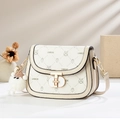 Borsa a sella crema con motivi a cartoni animati e ciondolo in peluche su sfondo beige - Bianco Sporco