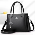 Détails du sac à main David Jones Paris avec texture litchi et pendentif cœur en cristal - Noir