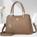 Elegante borsa a mano marrone caffè texture litchi con tracolla e ciondolo a fiore - Cachi