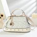 Dettaglio della borsa a tracolla bianca con trama floreale e rivetti dorati eleganti - Bianco Sporco