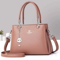 Dettaglio della borsa in pelle malva con logo argentato e ganci metallici floreali - Rosa