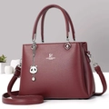 Dettaglio della trama della borsa in pelle rosso scuro e incisione del logo David Jones - Rosso Vino