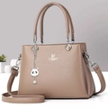 Borsa a mano marrone in pelle litchi con logo David Jones Paris e ciondolo panda - Cachi