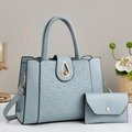 Borsa a tracolla azzurra goffrata con portafoglio coordinato e hardware dorato - Blu
