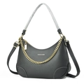 Détail du cuir grainé noir avec chaîne dorée et fermeture à glissière métallique robuste - Gris foncé