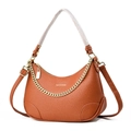 Détail du sac croissant caramel en cuir grainé avec chaîne décorative dorée élégante - Jaune Terre