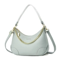 Vue détaillée du sac hobo en cuir bleu clair à motif lychee avec chaîne dorée et zip - Bleu Ciel