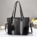 Dettaglio borsa tote in tela a righe con base in ecopelle nera e hardware dorato - Nero