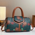 Dettaglio borsa Boston con goffratura floreale vintage, pelle verde e oro lucido - Blu