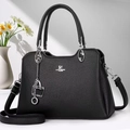 Détail du sac noir grainé avec logo David Jones et breloque cadenas argentée - Noir