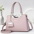 Elegante borsa a mano in pelle rosa chiaro motivo litchi con tracolla e ciondolo - Viola