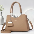 Borsa marrone in pelle grana litchi con manico in metallo e mini ciondolo coordinato - Cachi Scuro