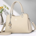 Détail du sac à main en cuir grainé crème avec breloque cadenas argentée et logo - Abricot