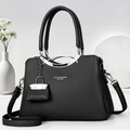 Dettaglio della borsa in pelle nera con decori argento e ciondolo a mini lucchetto - Nero