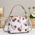 Elegante borsa a secchiello bianca con stampa ciliegie, manico marrone e fibbia a V dorata - Bianco Sporco