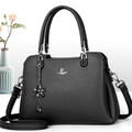 Sac à main noir en cuir grainé avec finitions argentées et pendentif floral - Noir