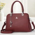 Sac à main bandoulière bordeaux élégant en cuir grainé avec un pendentif en forme de cœur chic - Bordeaux