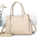 Détails du sac à main en cuir beige avec pendentif floral et bandoulière amovible - Abricot