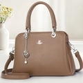 Sac bandoulière en cuir marron avec poignée supérieure et breloque coeur argentée - Khaki
