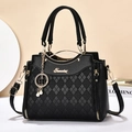 Elegante borsa a tracolla nera con design trapuntato e ciondolo a quadrifoglio e perla - Nero