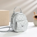 Petit sac à dos matelassé argenté avec bandoulière chaîne sur fond blanc minimaliste - Argenté