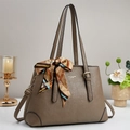 Sac à main cabas en cuir grainé marron pour femme avec foulard en soie et bandoulière - Marron