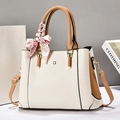 Elegante zweifarbige Handtasche in Creme und Braun mit floralem Seidentuch und Tragegriff - 29/12/21 / Cremeweiß
