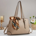 Sac fourre-tout beige en cuir grainé avec foulard décoratif et logo argenté élégant - Khaki