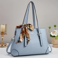 Sac à main bleu clair en similicuir avec texture grainée et foulard décoratif sur la poignée - Bleu