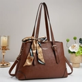 Sac fourre-tout marron en cuir litchi avec foulard en soie et bandoulière amovible - café