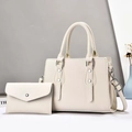 Détail du sac à main crème avec texture cuir grainé et pochette enveloppe assortie - Blanc Cassé