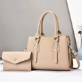 Détail du grand sac à main beige en cuir grainé avec pochette assortie et clous argentés - Khaki