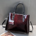 Bolso de mano granate efecto cocodrilo con asas negras y adorno plateado elegante - L30 H23 A12 / Burdeos