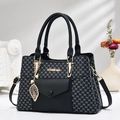 Sac à main noir structuré avec motif monogramme, détails dorés et pendentif perle - Noir