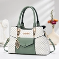 Borsa a mano monogramma bianca e verde con dettagli dorati e ciondolo a foglia - Verde e Bianco