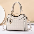 Bolso acolchado blanco crema con herrajes dorados y un colgante de trébol y perlas - Blanco Roto / Talla única