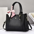 Schwarze PU-Handtasche mit Kieselmaserung, rosa Seidenschal und goldenen Beschlägen - 29/12/21 / Schwarz