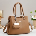 Dettaglio della borsa tote marrone motivo litchi con testo moda e mini ciondolo borsa - Cachi