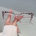 Detail of pink transparent square glasses with leopard pattern on the frame and temples - Transparent Pink Leopard Frame