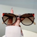 Gafas de sol ojo de gato en carey con detalles rosa y lentes de color marrón degradado - 139 / Montura Carey Bloques de Color Café y Rojo (Lente Té Degradado)