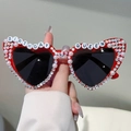 Lunettes de soleil coeur rouge pour anniversaire avec perles, strass et texte Birthday Queen - Monture Rouge Verres Gris