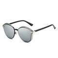 Lunettes de soleil œil-de-chat chics avec monture en métal noir et or pour femmes sur blanc - Monture Argent Verres Miroir Blanc