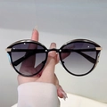 Occhiali da sole cat eye alla moda con montatura nera e lenti viola sfumate da donna - Montura Oro Lenti Sfumate Grigie