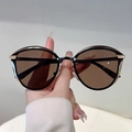 Occhiali da sole cat-eye con montatura nero e oro e lenti marrone scuro alla moda - Montatura Oro Lente Tè