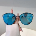 Occhiali da sole cat-eye con lenti a specchio blu e montatura in metallo nero e oro - Montatura Oro Specchiata Blu