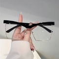 Occhiali quadrati oversize stile cat-eye con montatura nera e accenti metallici dorati - Nero